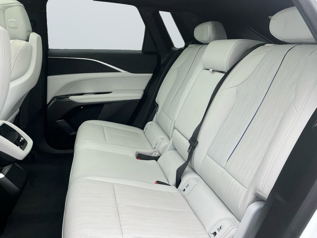 Used 2024 Cadillac Lyriq Luxury image 13