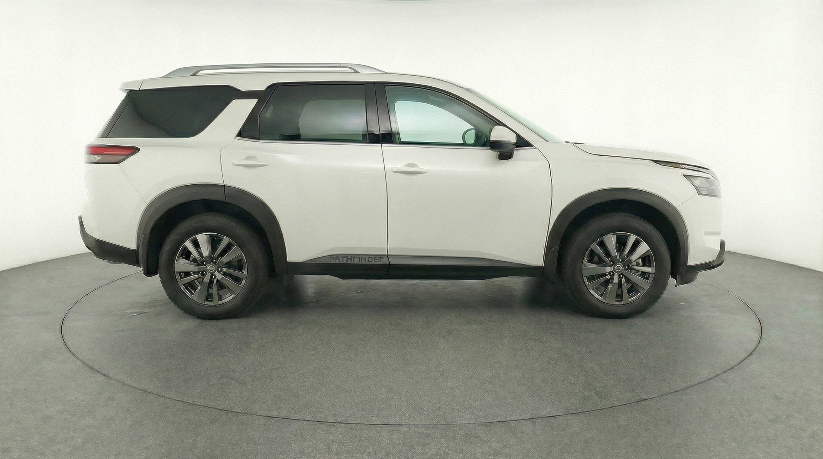 Used 2025 Nissan Pathfinder SV image 11