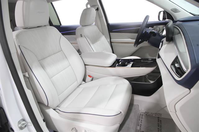 Used 2025 Buick Enclave Avenir w/ LPO, Floor Liner Package AWD/4WD image 15