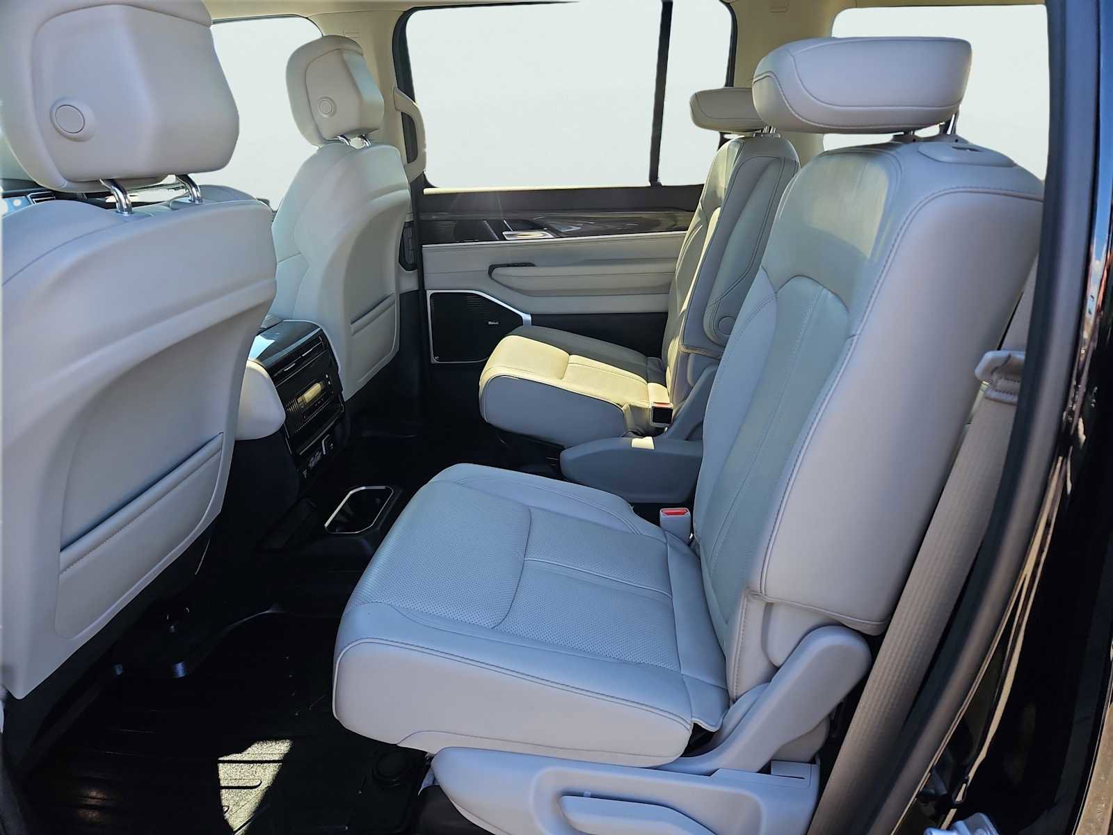 Used 2022 Jeep Wagoneer Series III w/ Premium Group I AWD/4WD image 38