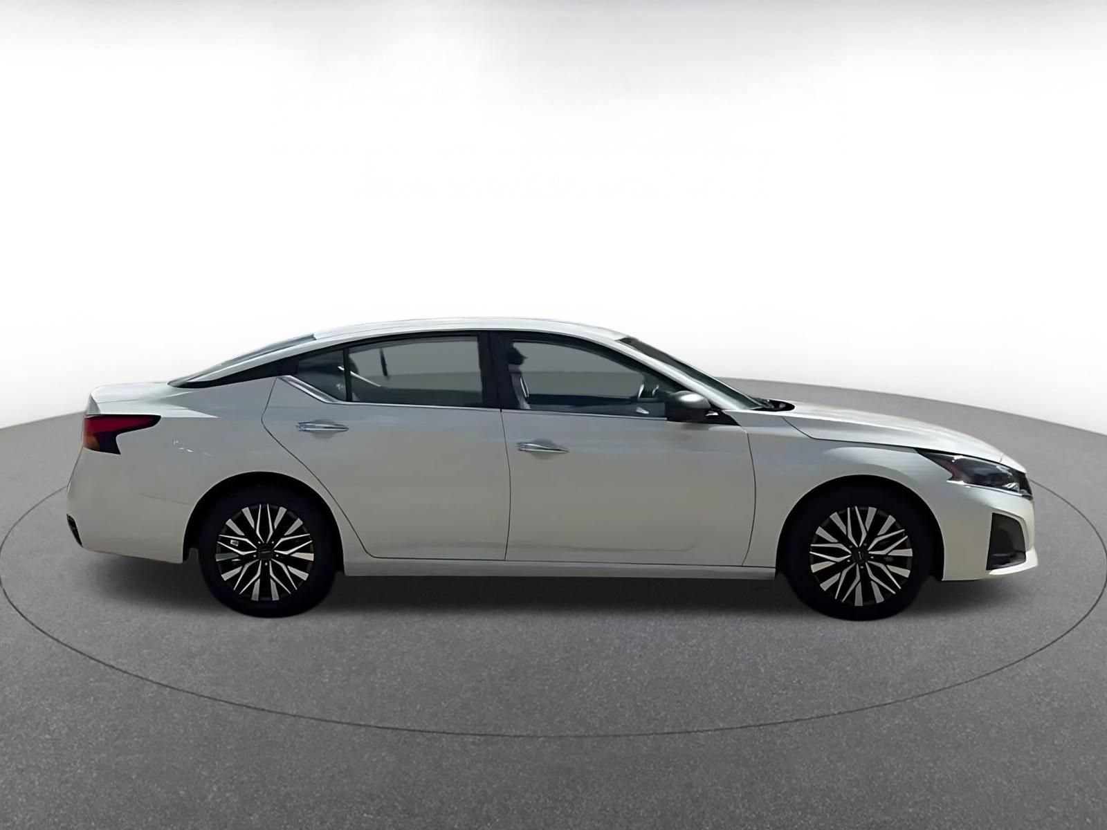 Used 2025 Nissan Altima 2.5 SV FWD image 16