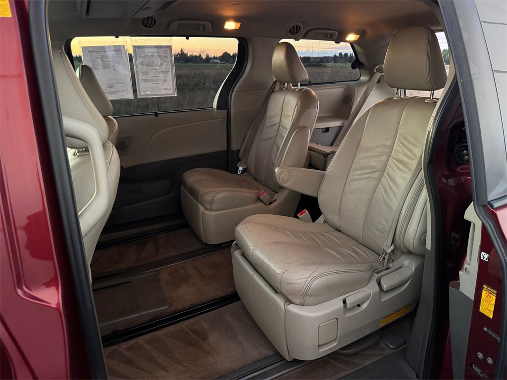 Used 2014 Toyota Sienna XLE image 25