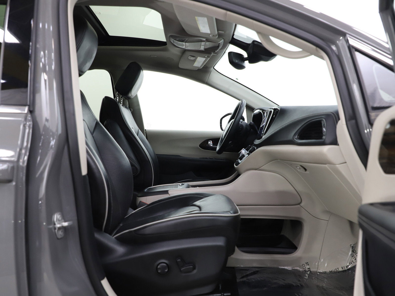 Used 2023 Chrysler Pacifica Limited image 11