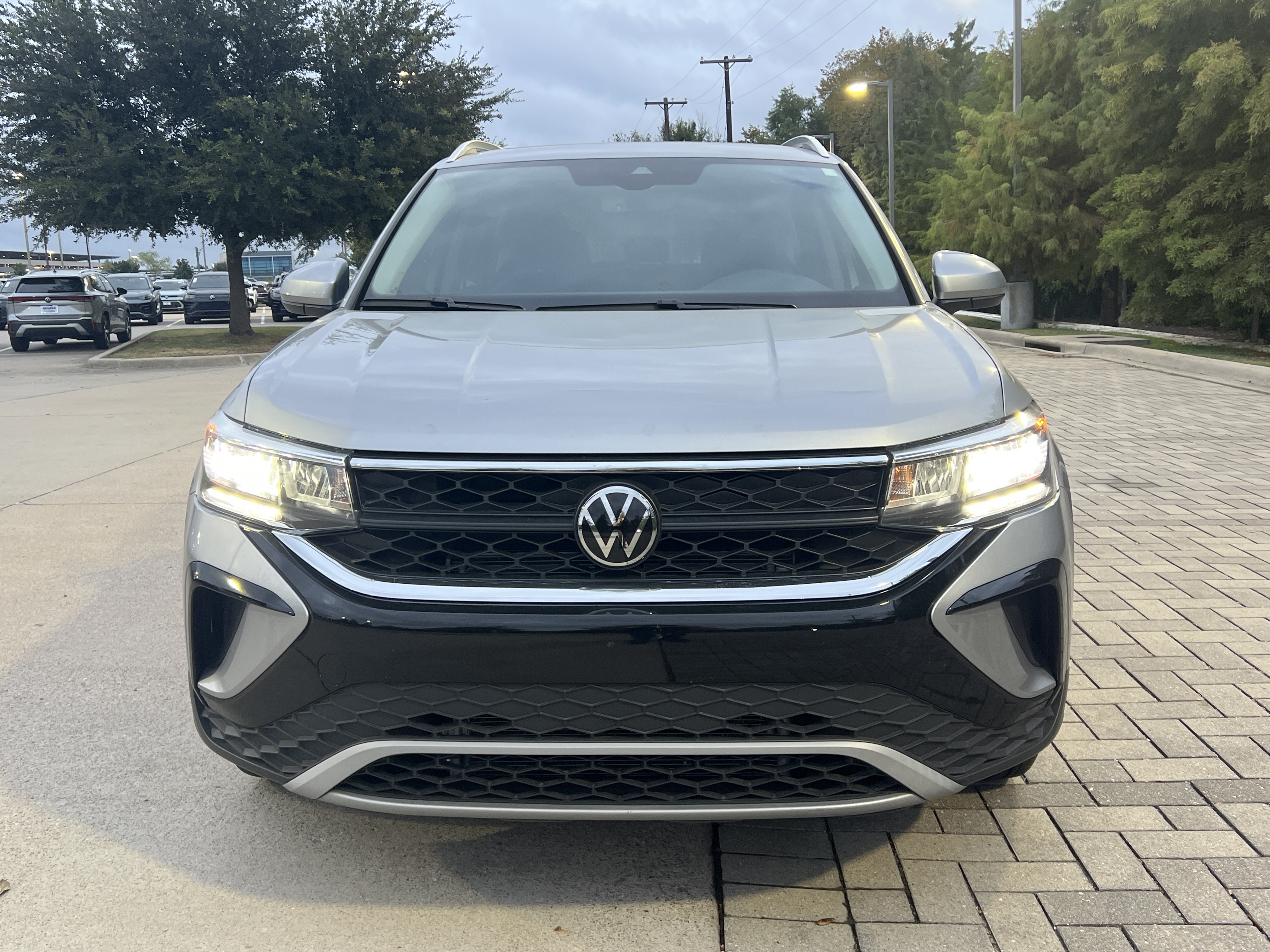 Used 2023 Volkswagen Taos SE w/ Panoramic Sunroof Package FWD image 3
