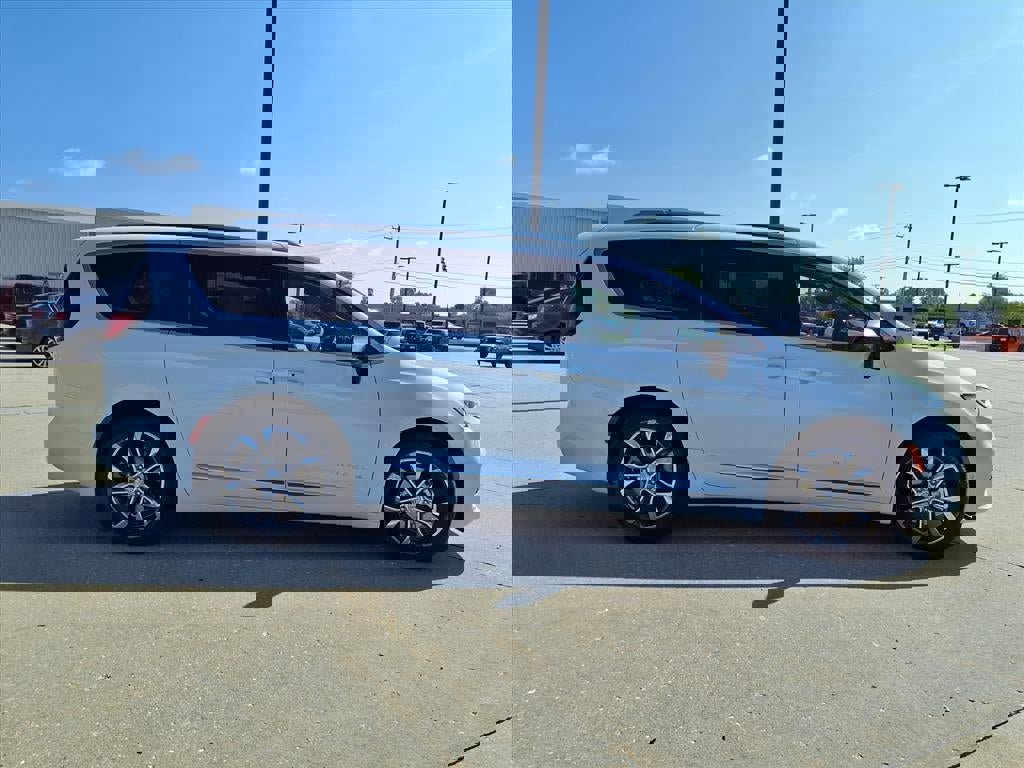 New 2026 Chrysler Pacifica Pinnacle image 33