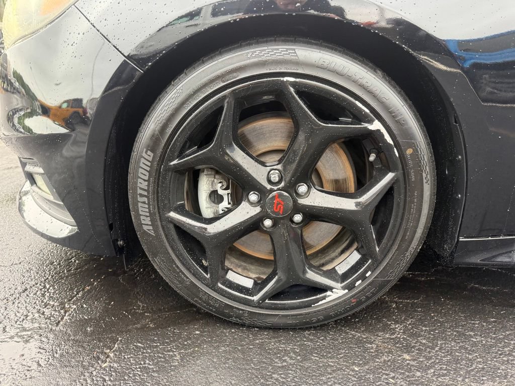 Used 2017 Ford Focus ST w/ Equipment Group 401A FWD image 9