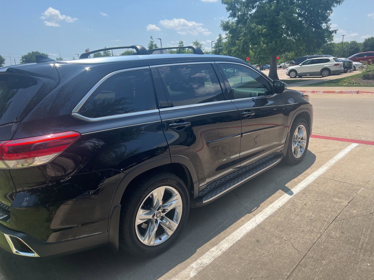 Used 2017 Toyota Highlander Limited FWD image 3