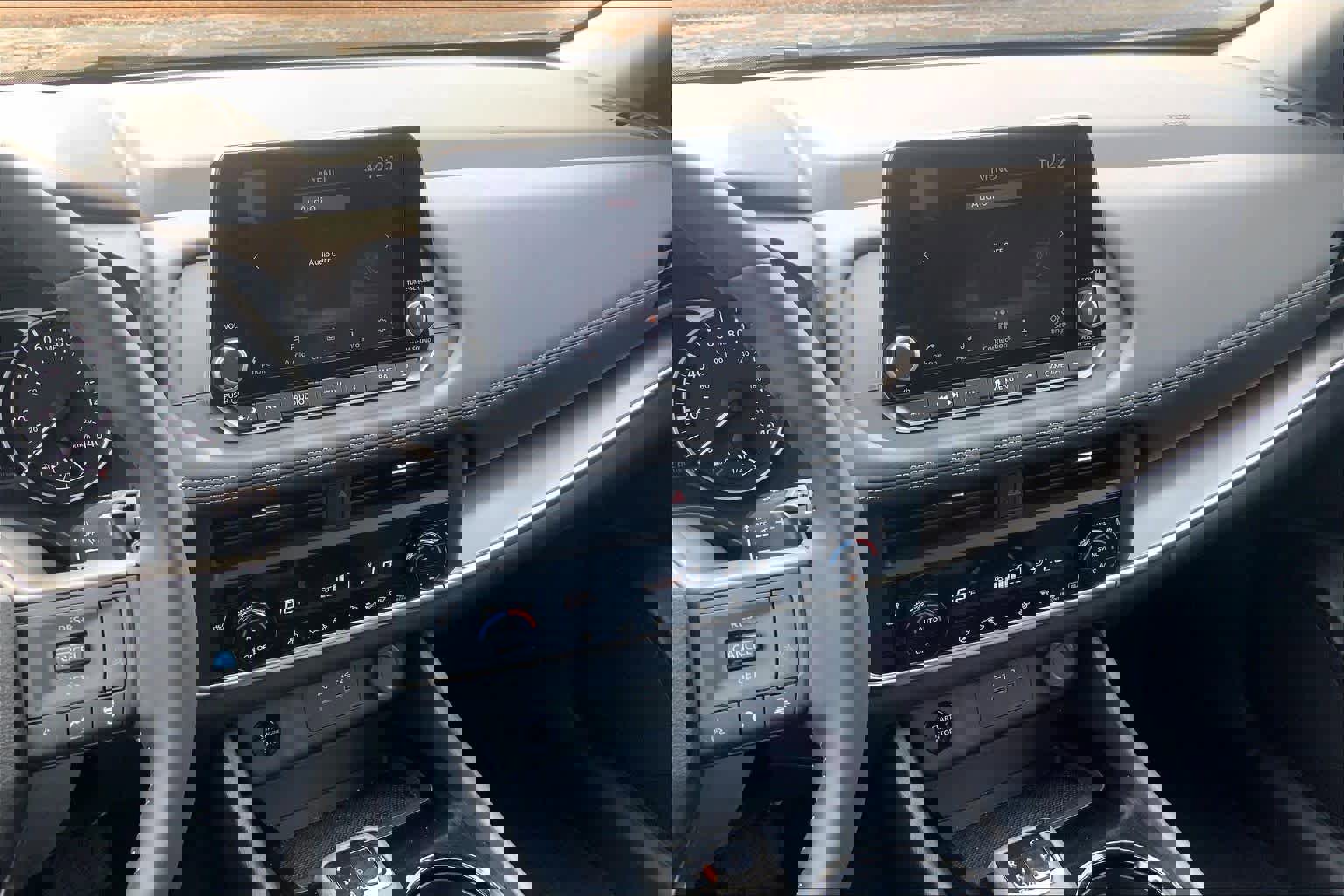 Used 2025 Nissan Rogue SV w/ SV Premium Package image 7