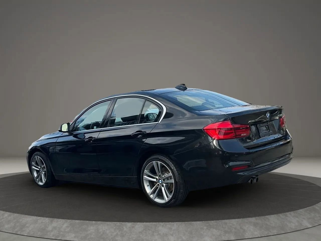 Used 2018 BMW 330i xDrive Sedan w/ Convenience Package image 4