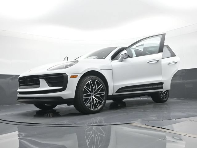 Certified 2025 Porsche Macan AWD/4WD image 30
