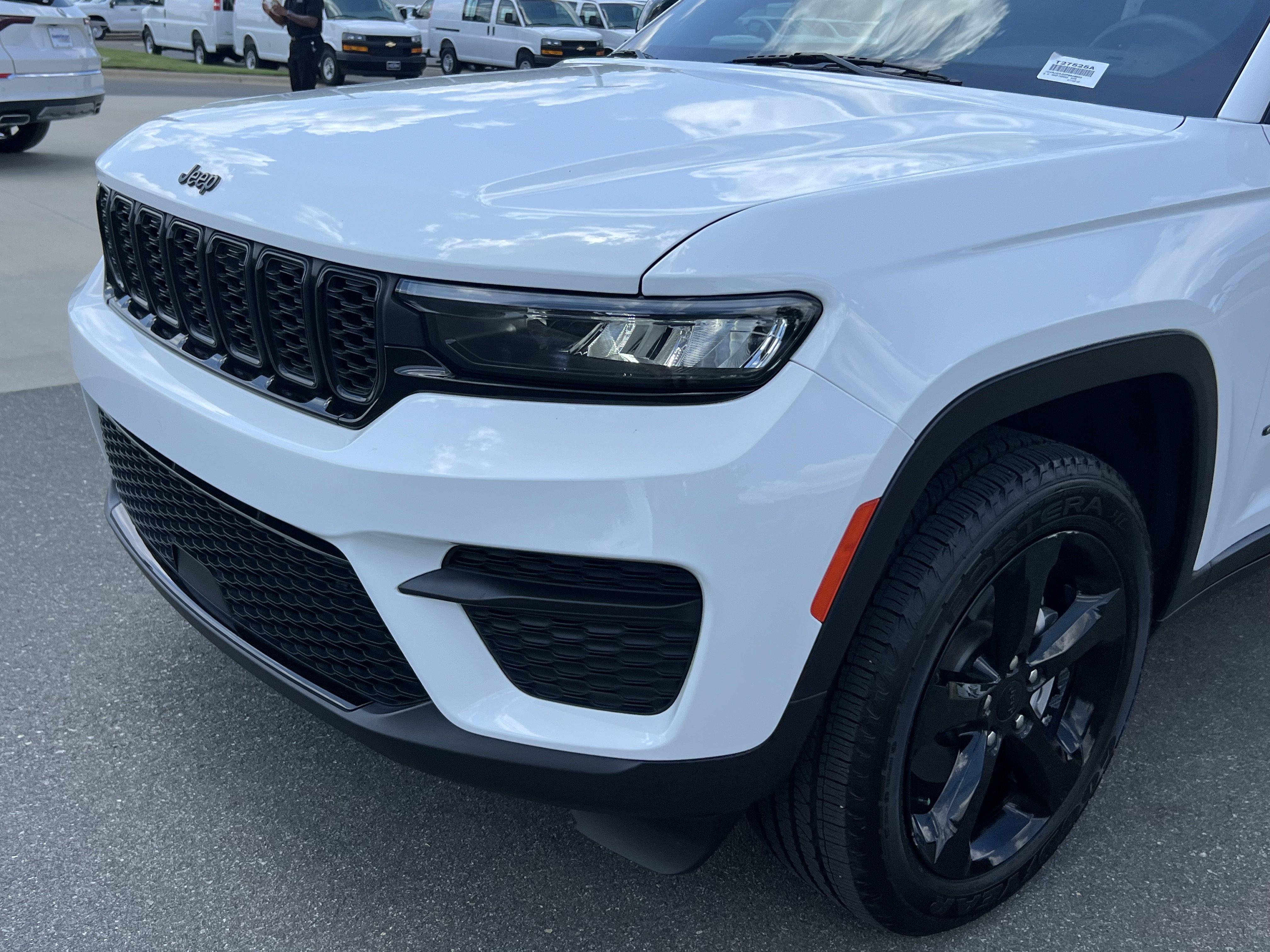 Used 2023 Jeep Grand Cherokee Altitude RWD image 11
