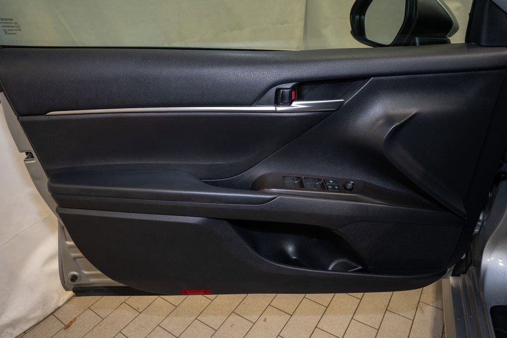 Used 2021 Toyota Camry LE image 10