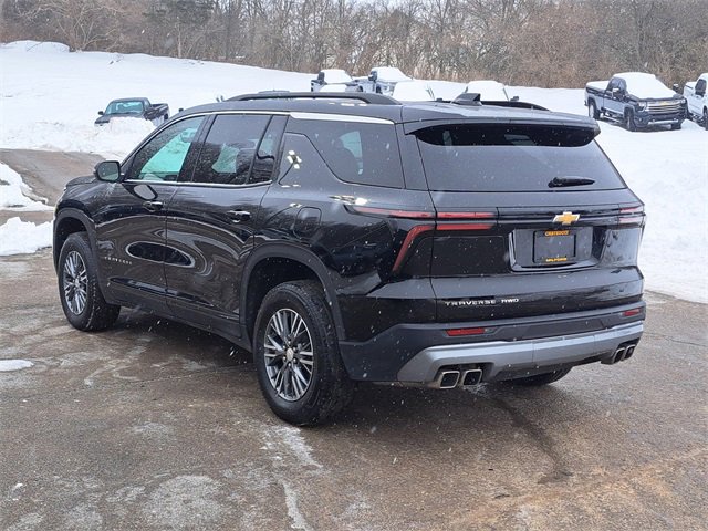 Used 2025 Chevrolet Traverse LT image 3