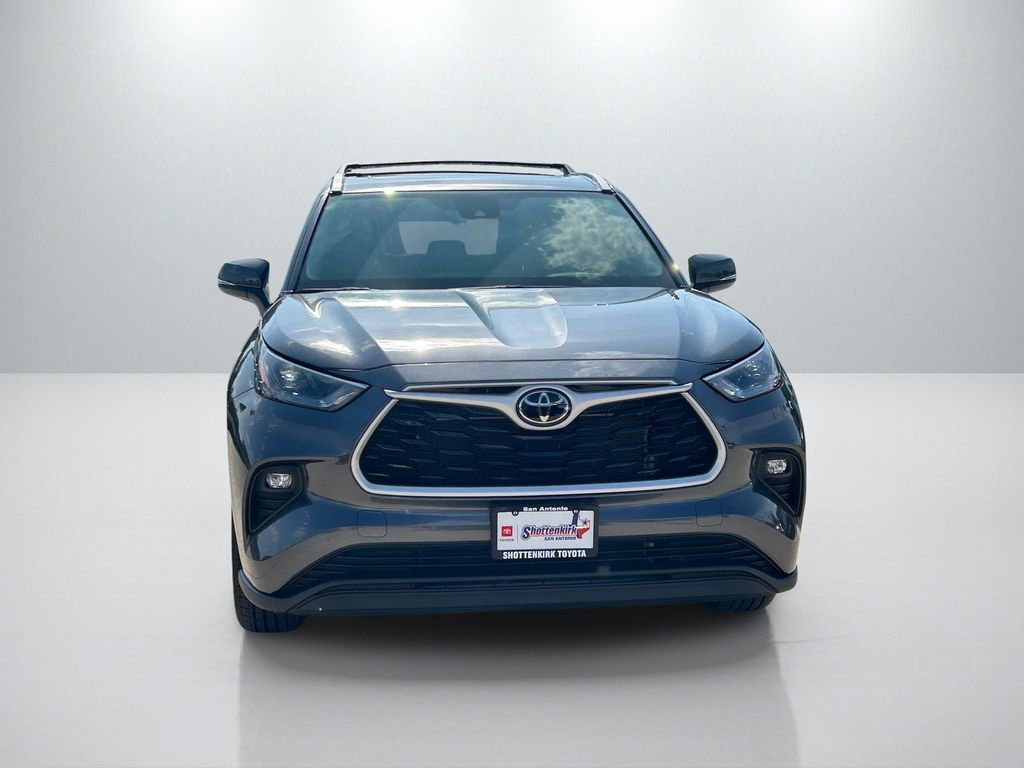 Certified 2025 Toyota Highlander XLE FWD image 2