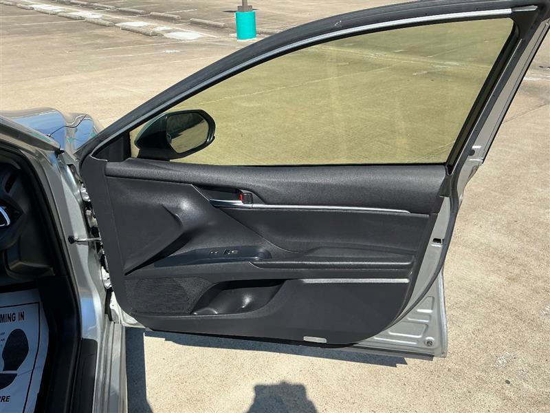 Used 2018 Toyota Camry SE FWD image 32