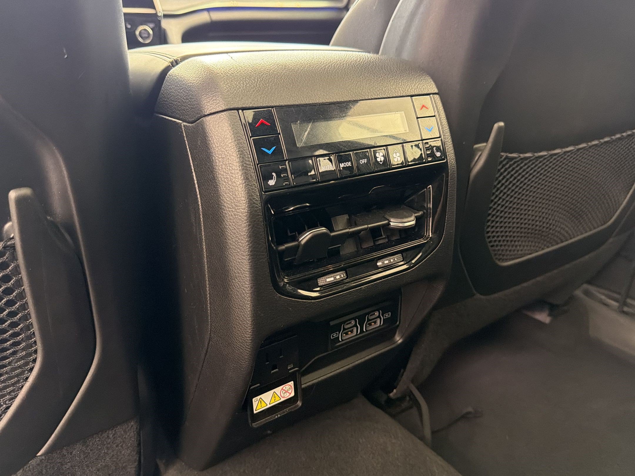 Used 2023 Jeep Grand Cherokee Overland w/ Luxury Tech Group IV AWD/4WD image 35