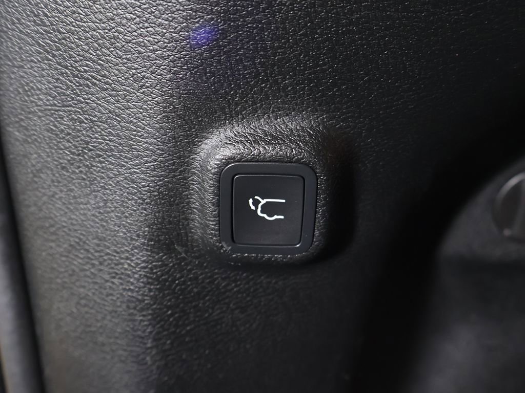 Used 2019 Jeep Cherokee Latitude Plus w/ Comfort/Convenience Group image 19