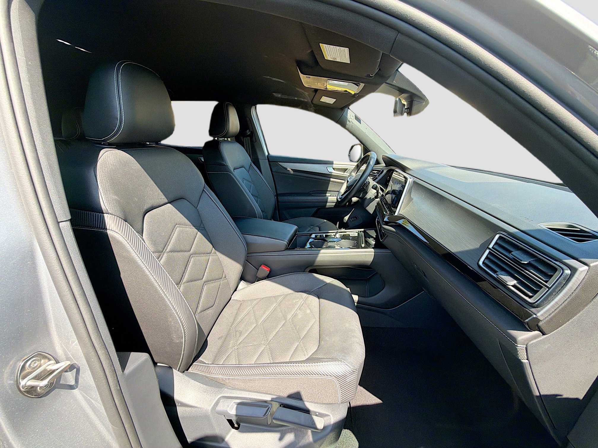 Used 2025 Volkswagen Atlas Cross Sport SE image 16