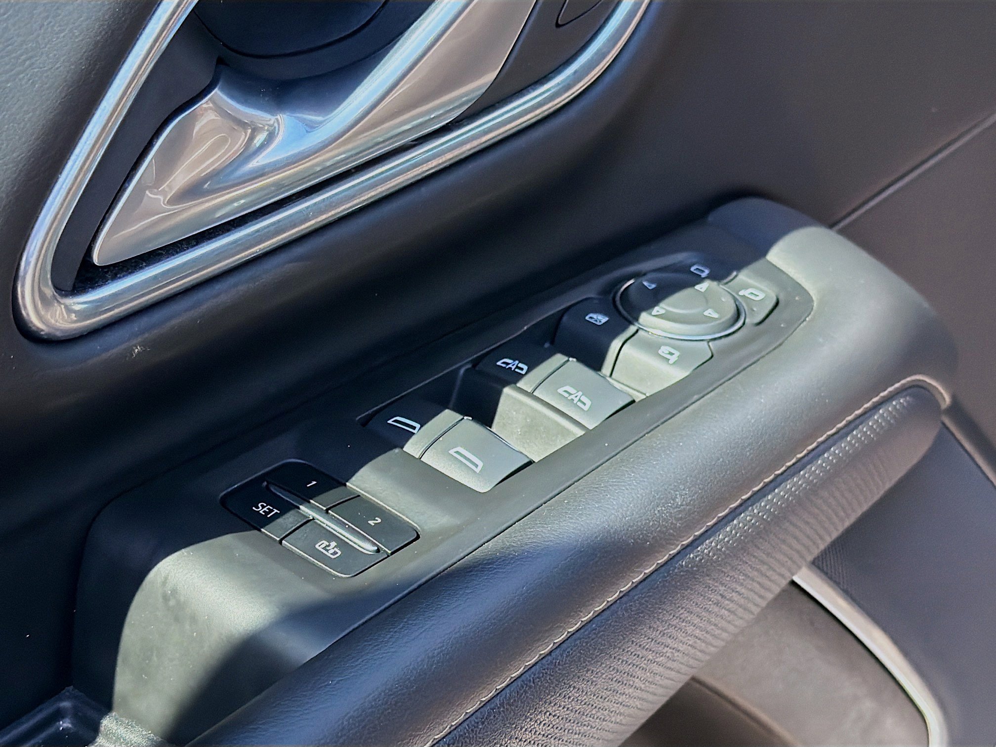 Used 2023 Chevrolet Suburban Premier image 24