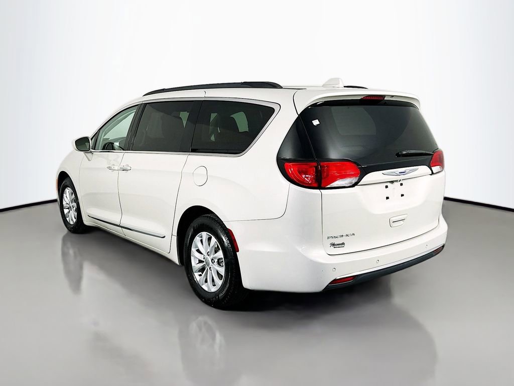 Used 2017 Chrysler Pacifica Touring-L FWD image 5