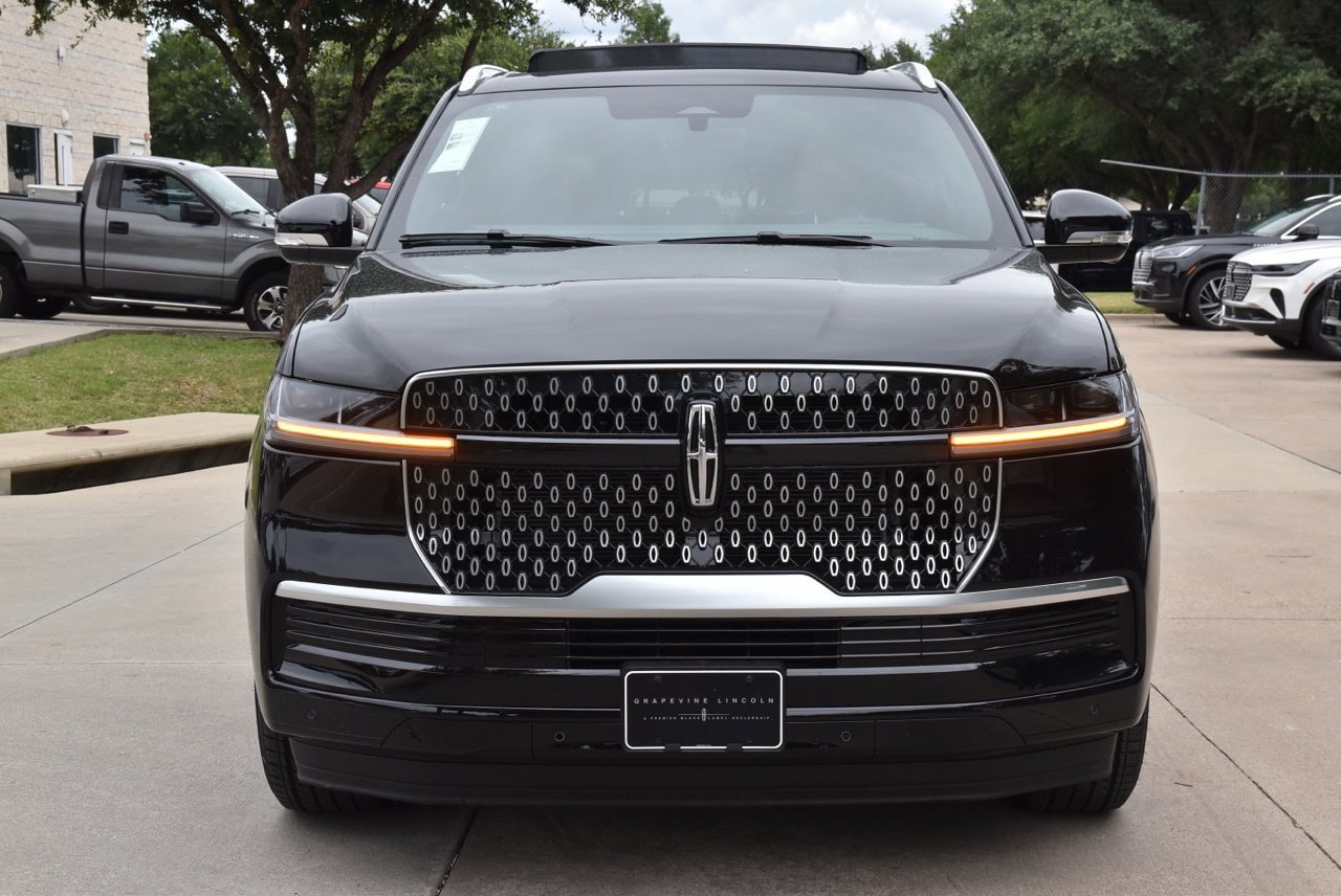 New 2026 Lincoln Navigator Reserve AWD/4WD image 2