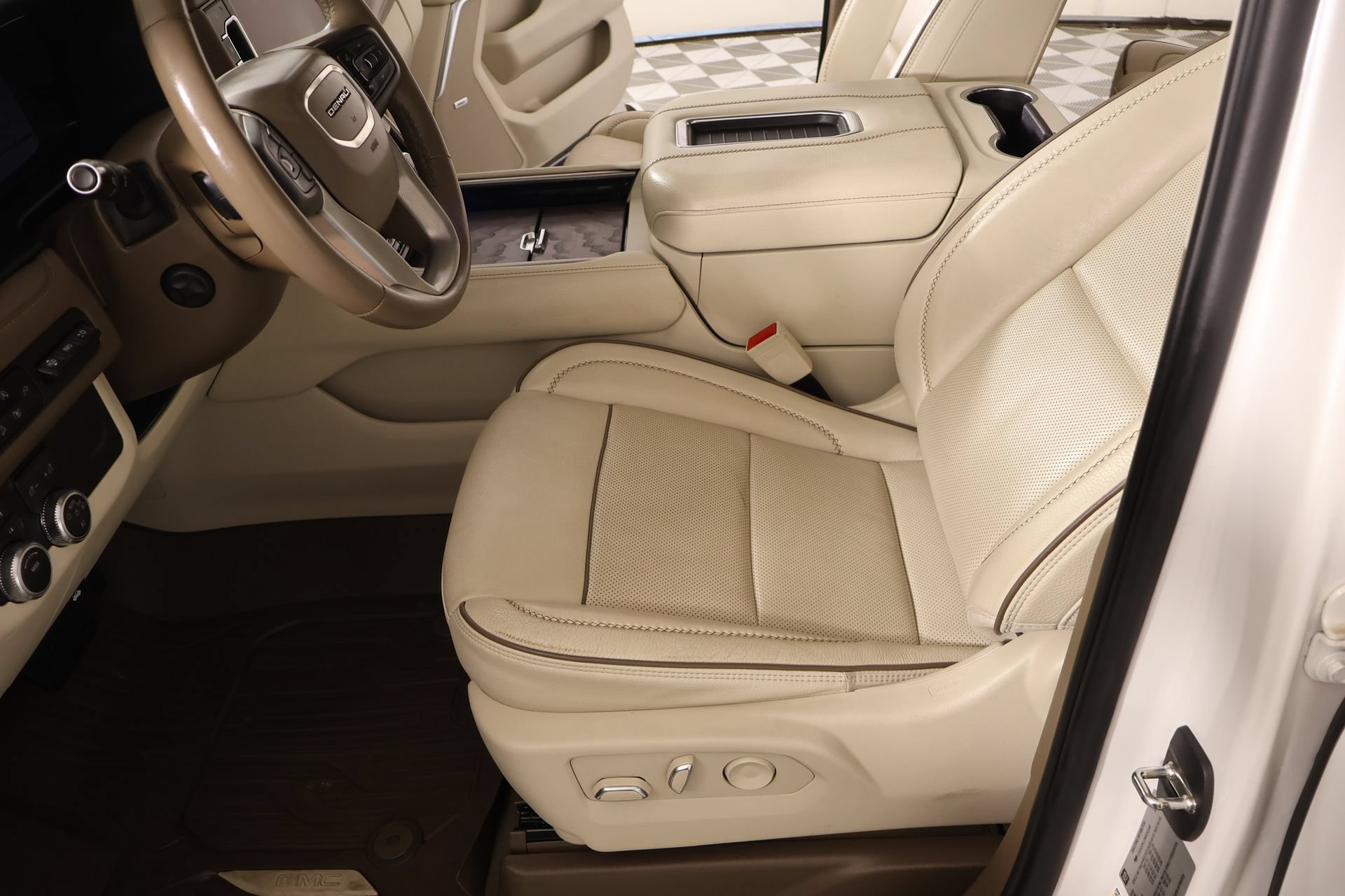 Used 2022 GMC Yukon Denali AWD/4WD image 11