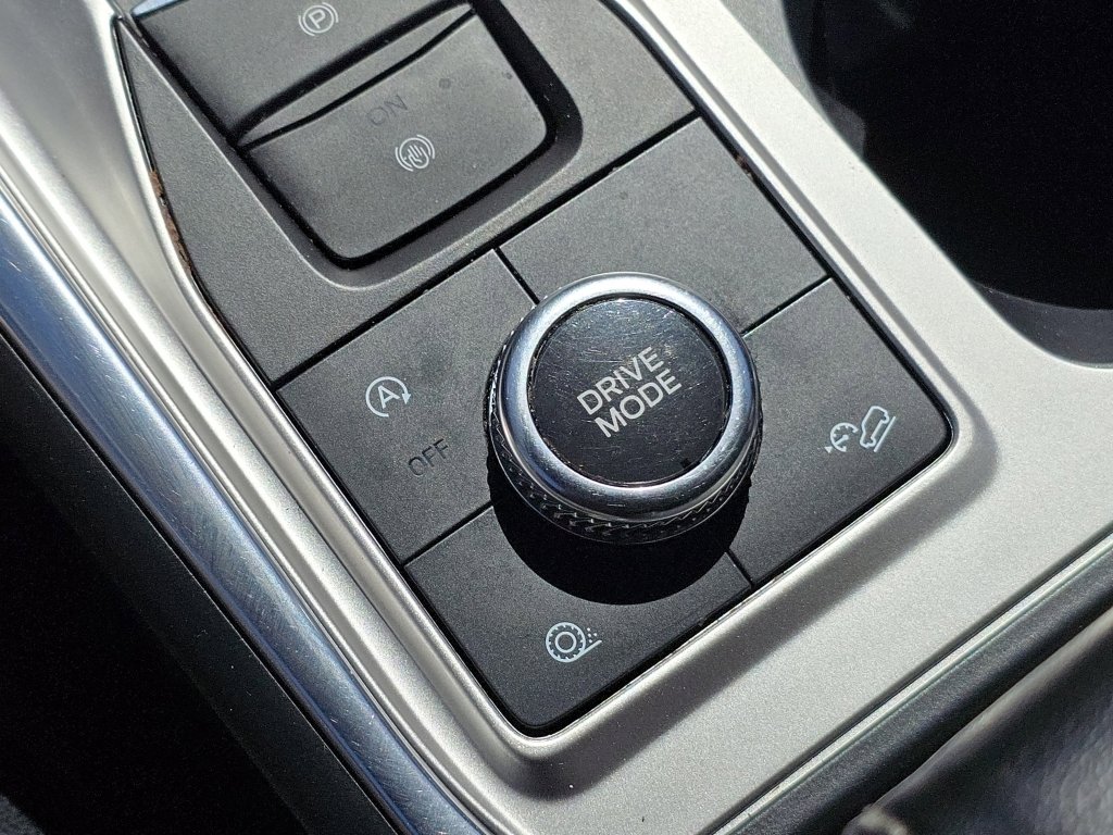 Used 2020 Ford Explorer XLT w/ Equipment Group 202A image 7
