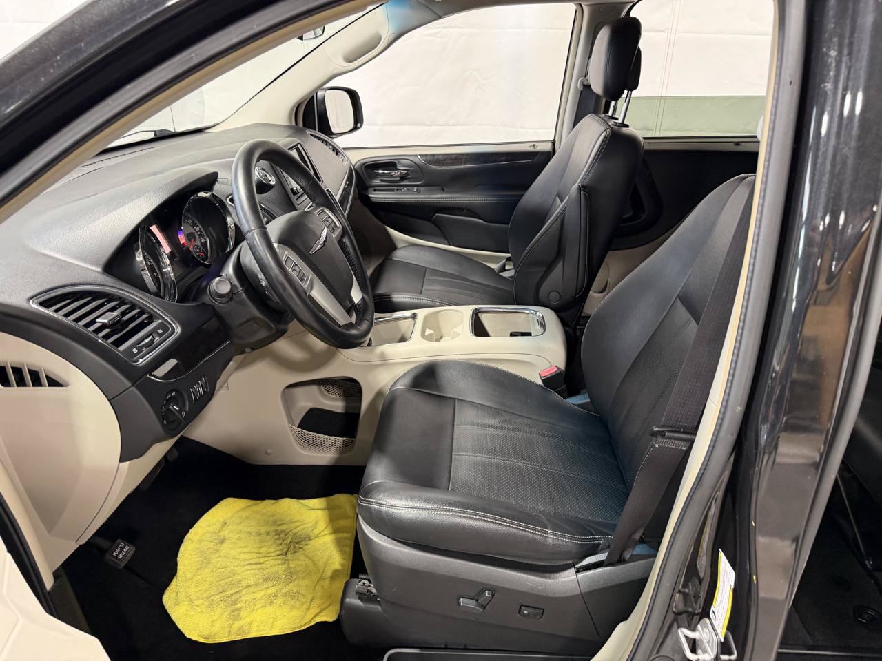 Used 2016 Chrysler Town & Country Touring FWD image 20