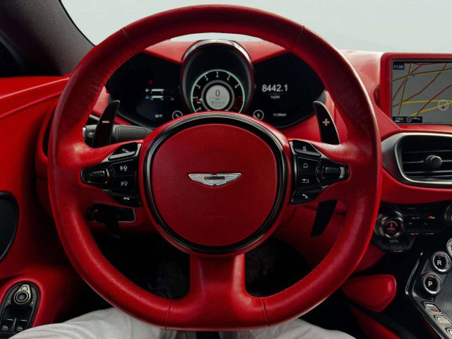 Used 2023 Aston Martin V8 Vantage Coupe image 31