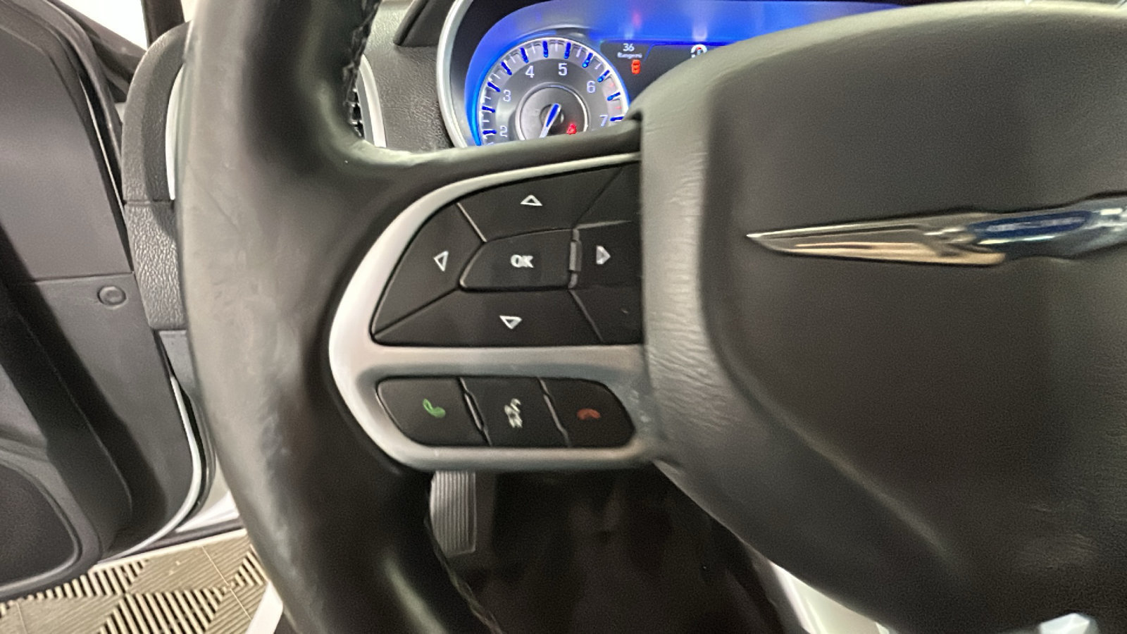 Used 2018 Chrysler 300 Limited AWD/4WD image 17