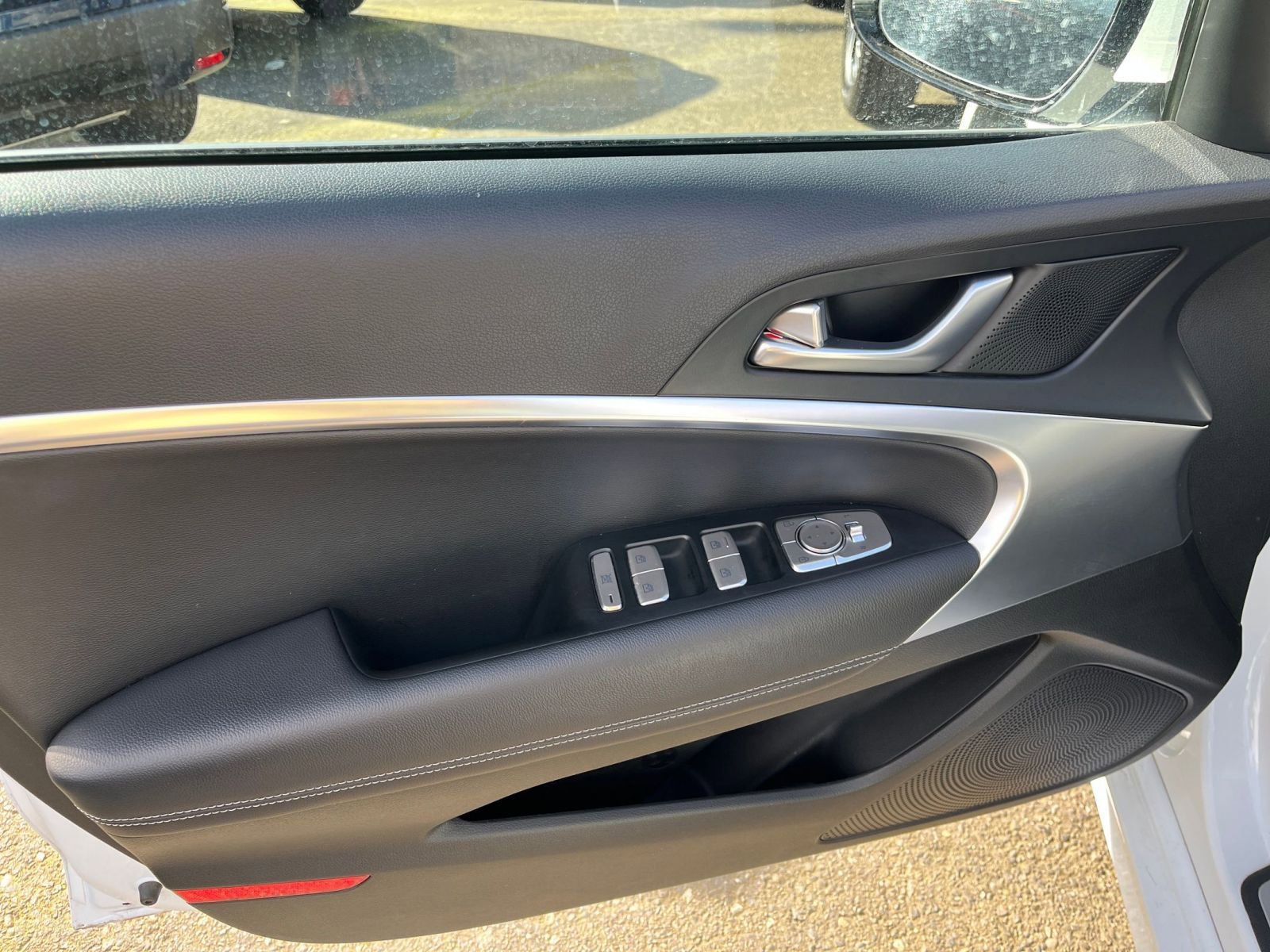 Used 2025 Genesis G70 2.5T image 18
