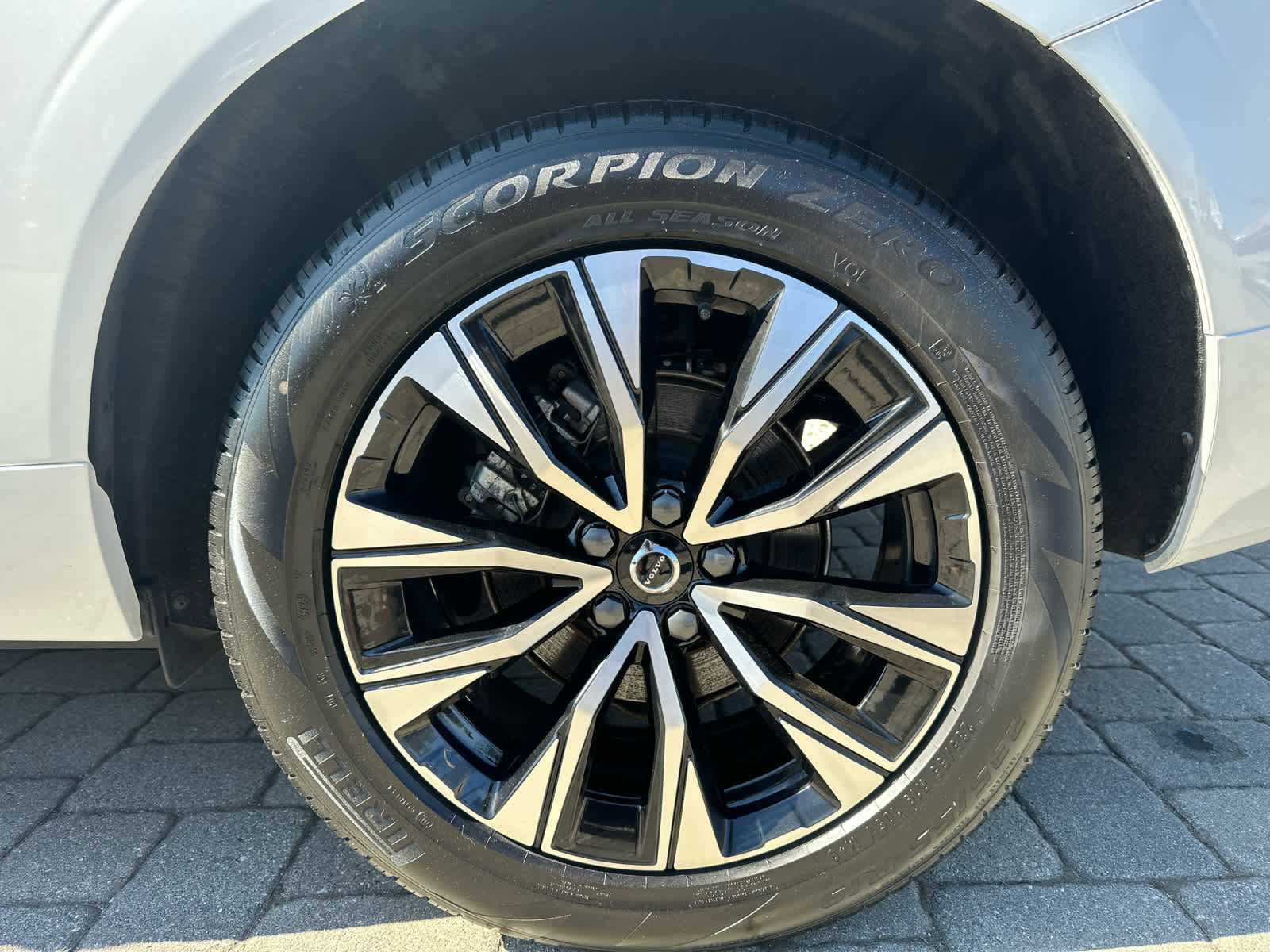 Used 2025 Volvo XC60 B5 Plus image 21