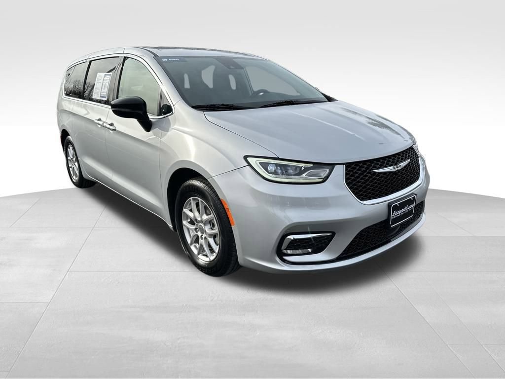 Used 2024 Chrysler Pacifica Touring-L image 1