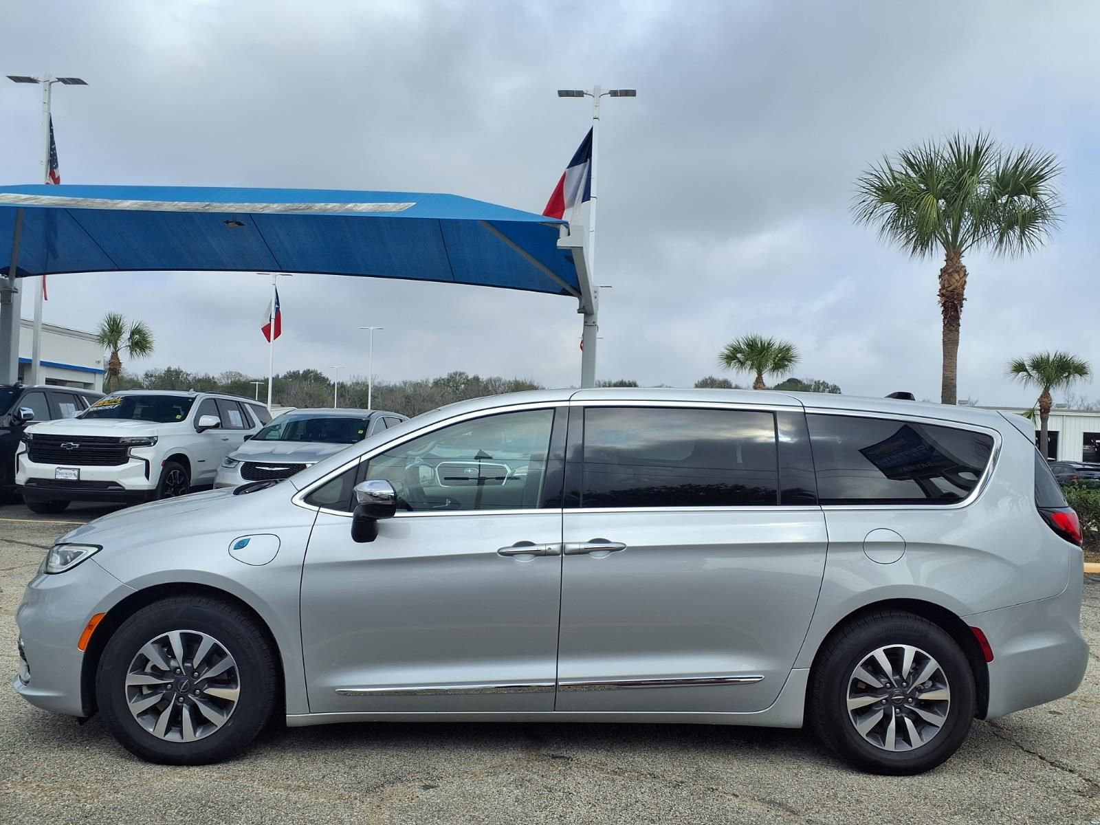 Used 2023 Chrysler Pacifica Limited image 24