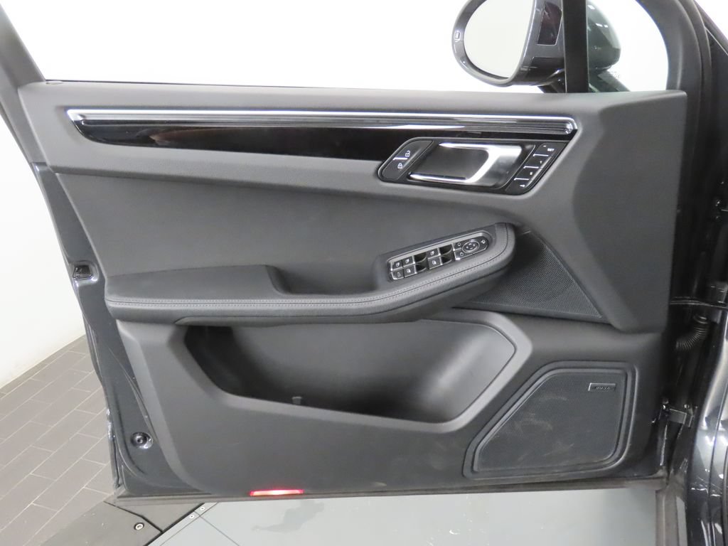 Certified 2026 Porsche Macan AWD/4WD image 35
