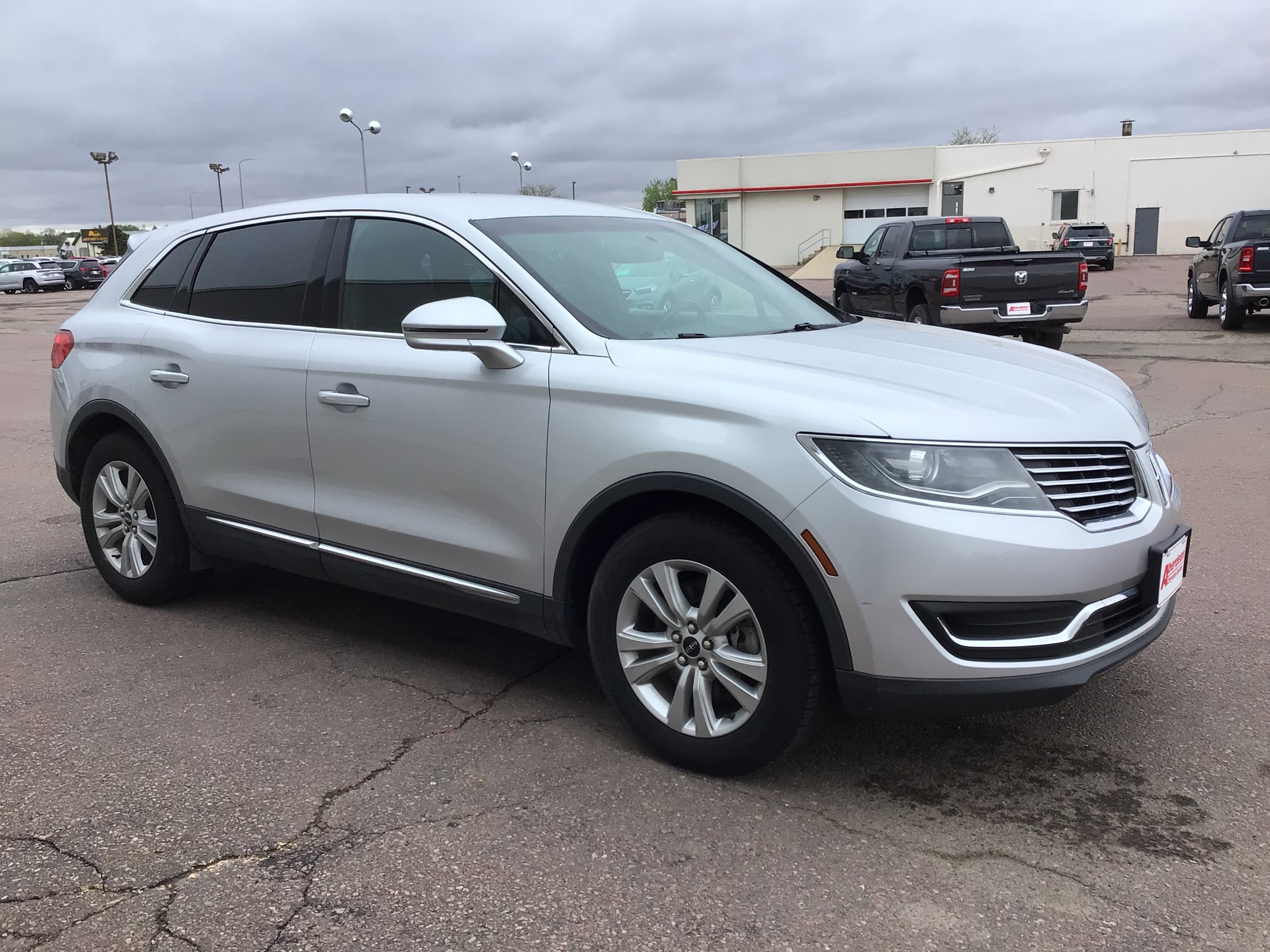 Used 2016 Lincoln MKX Premiere FWD image 3
