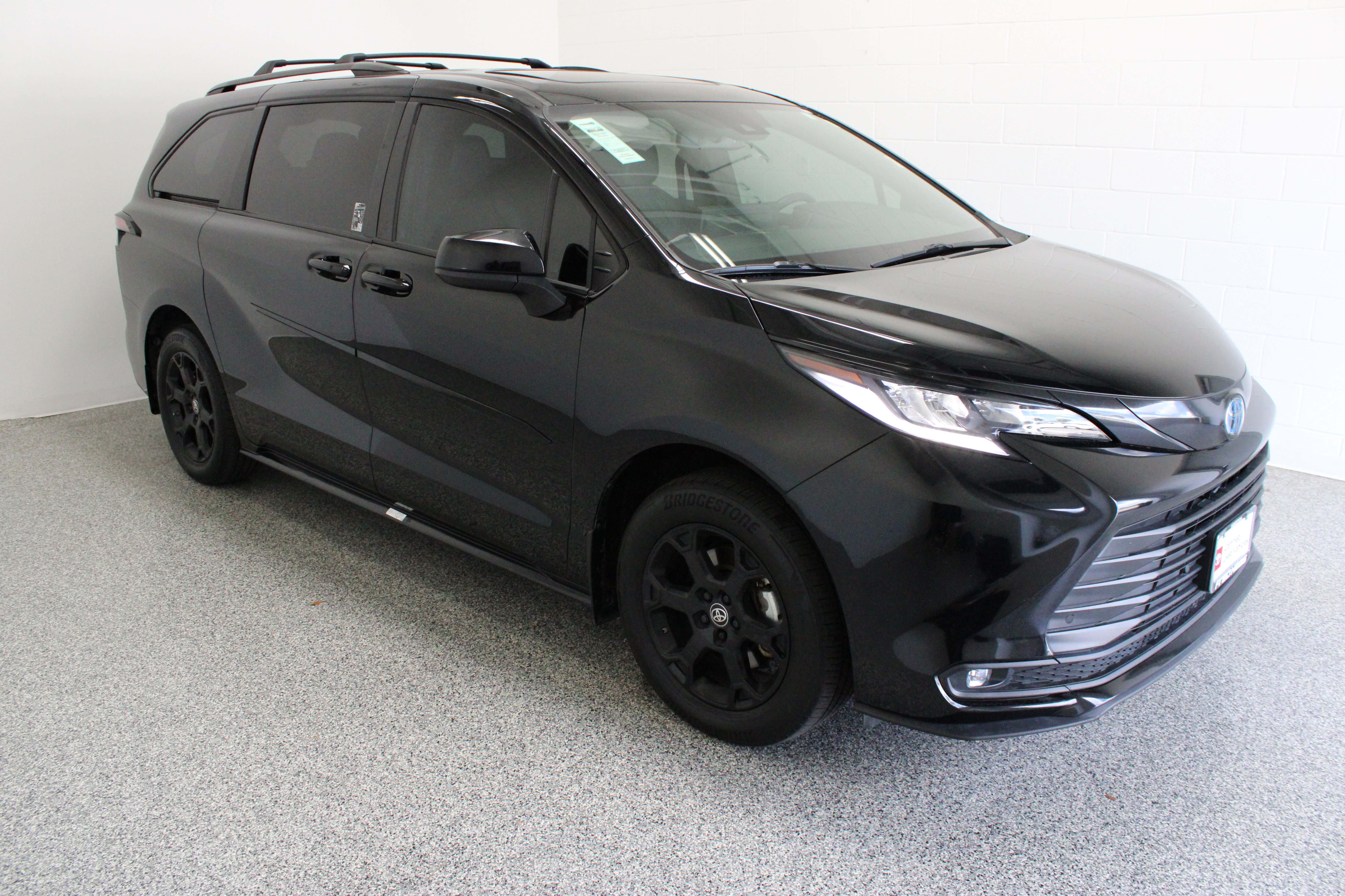 Certified 2025 Toyota Sienna XLE Woodland Edition AWD/4WD image 4