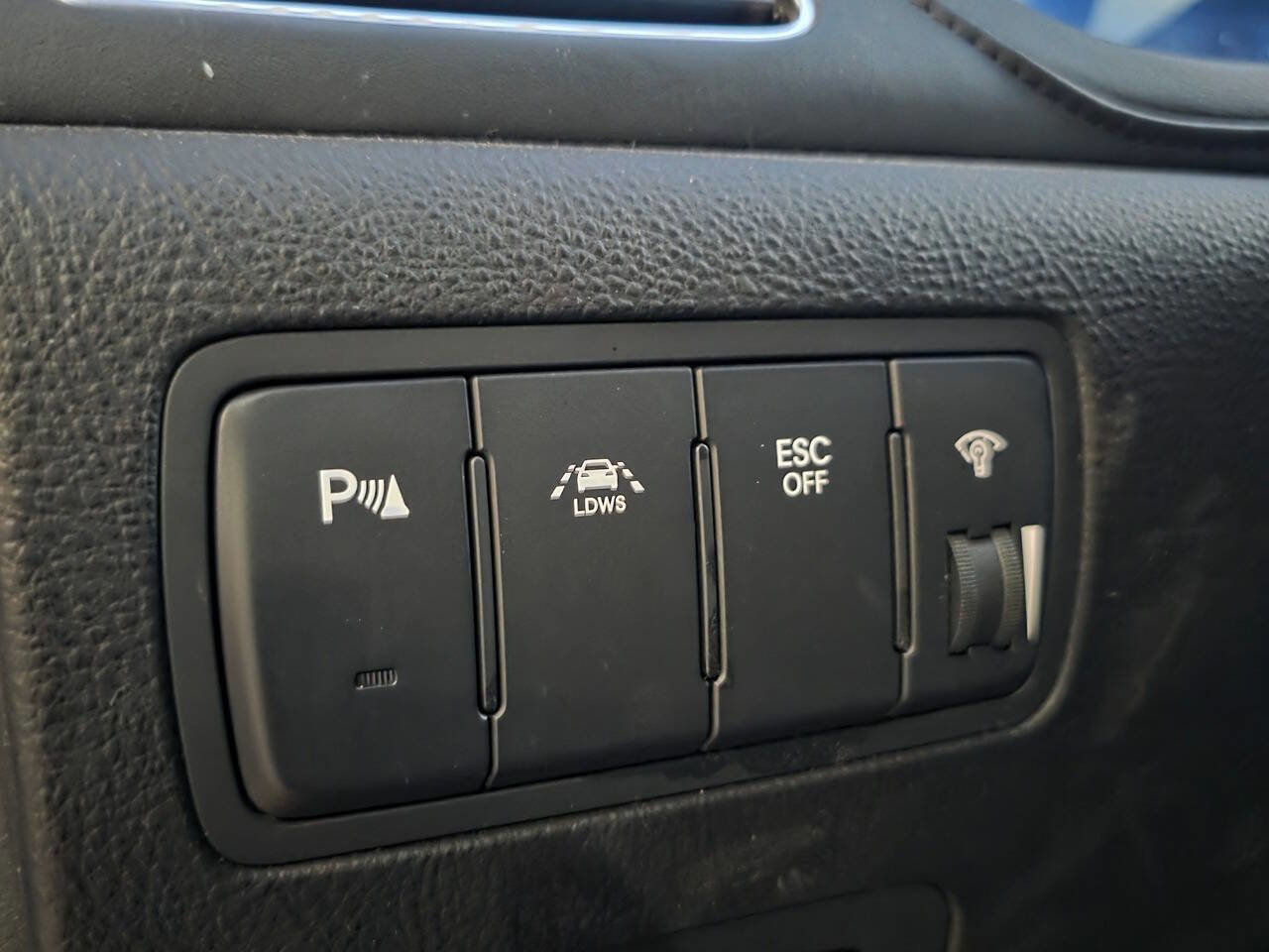 Used 2012 Hyundai Genesis 4.6 image 27