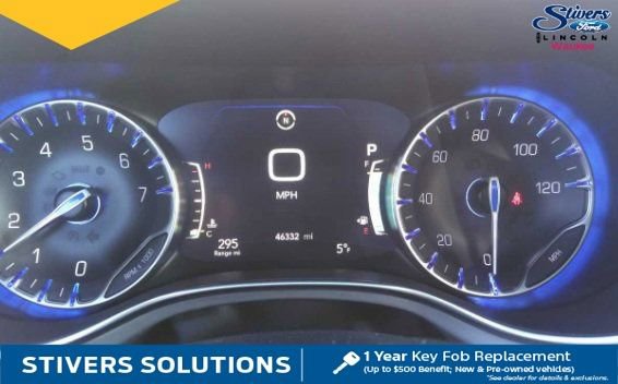 Used 2025 Chrysler Pacifica Limited image 6