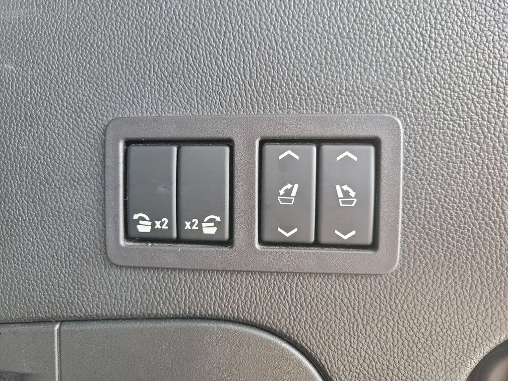 Used 2017 Cadillac Escalade Luxury AWD/4WD image 7