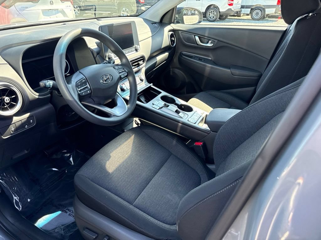 Used 2023 Hyundai Kona SE w/ Cargo Package FWD image 3