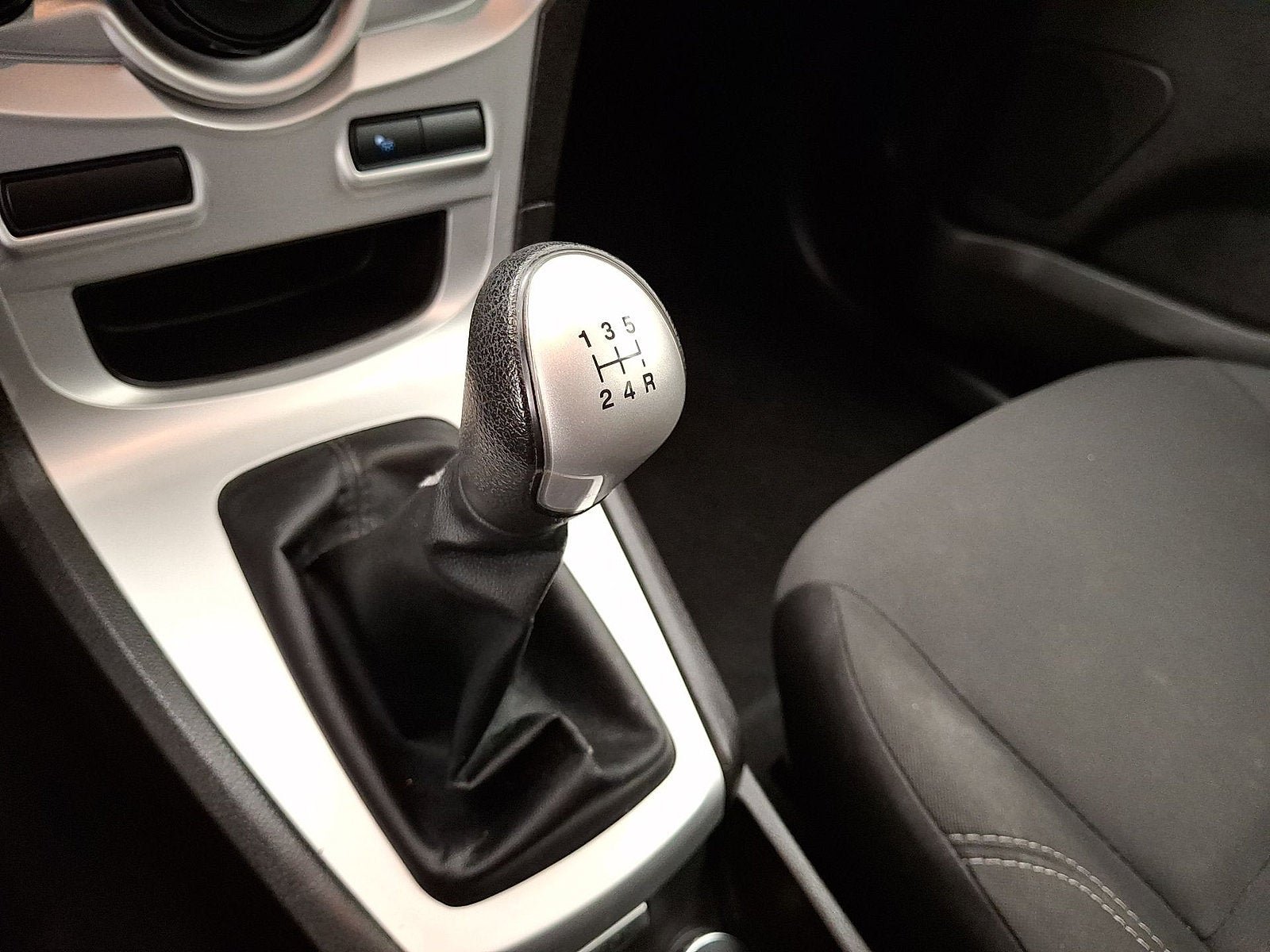 Used 2015 Ford Fiesta SE FWD image 4