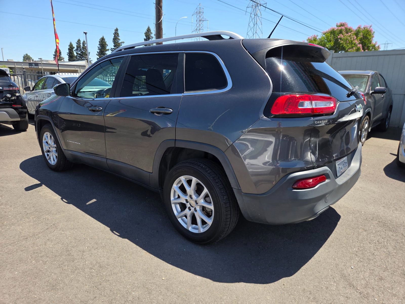 Used 2016 Jeep Cherokee Latitude FWD image 2