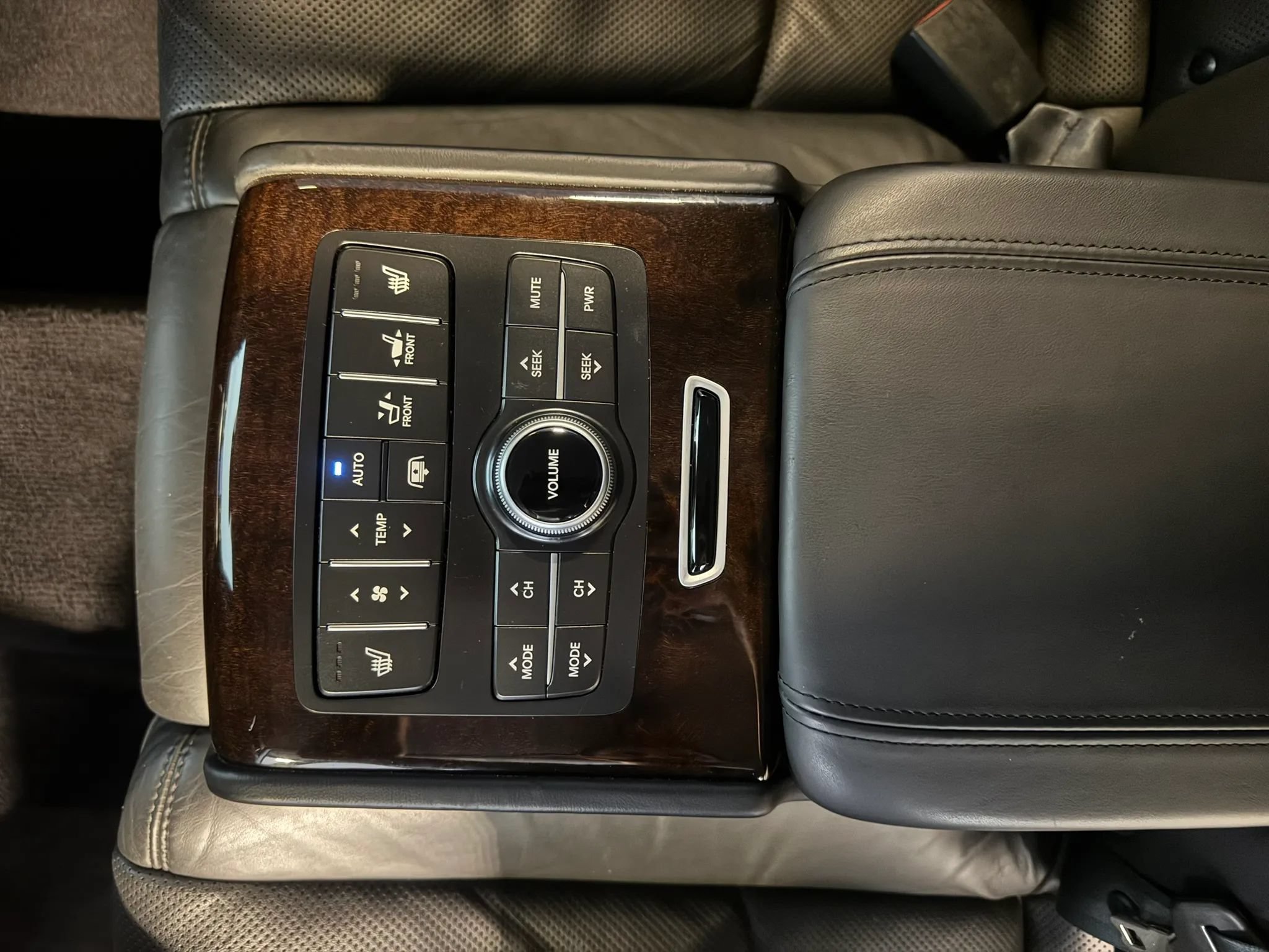 Used 2012 Hyundai Equus Signature RWD image 31