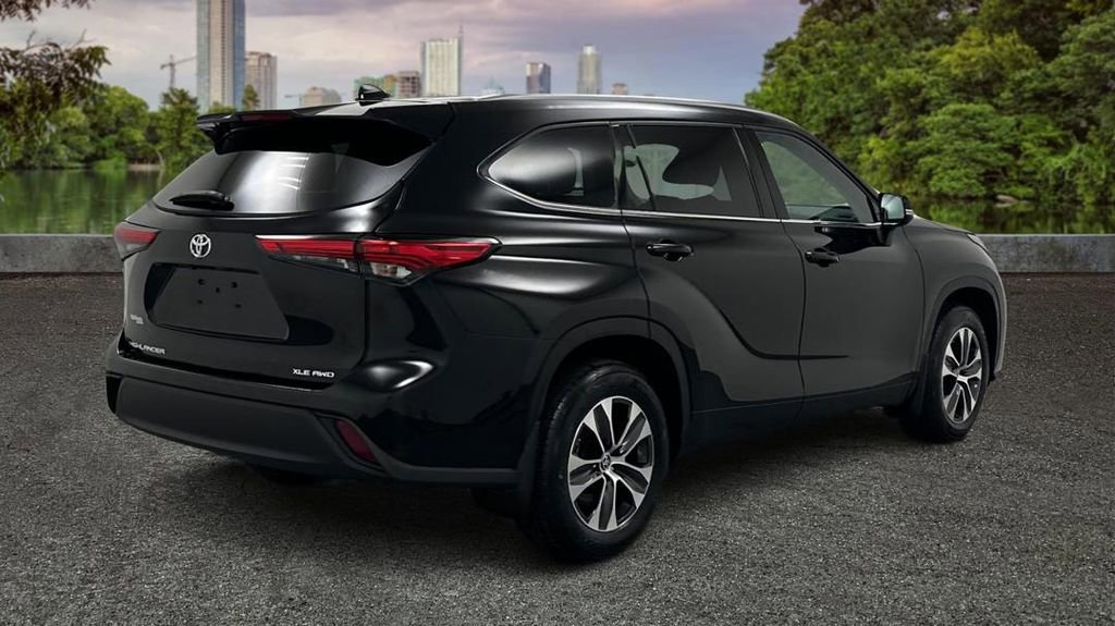 Used 2020 Toyota Highlander XLE AWD/4WD image 5