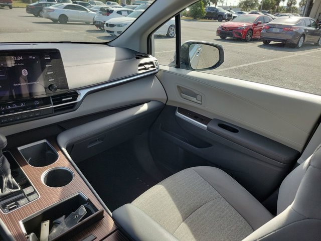 Used 2021 Toyota Sienna LE image 3