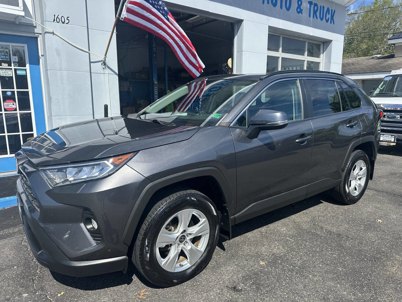 Used 2021 Toyota RAV4 XLE w/ Convenience Package image 4