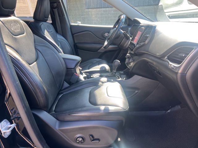 Used 2019 Jeep Cherokee Overland AWD/4WD image 8