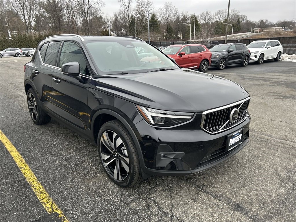 Certified 2025 Volvo XC40 B5 Plus w/ Climate Package image 2