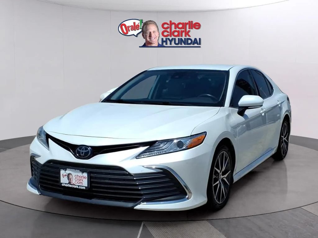 Used 2022 Toyota Camry XLE FWD image 1
